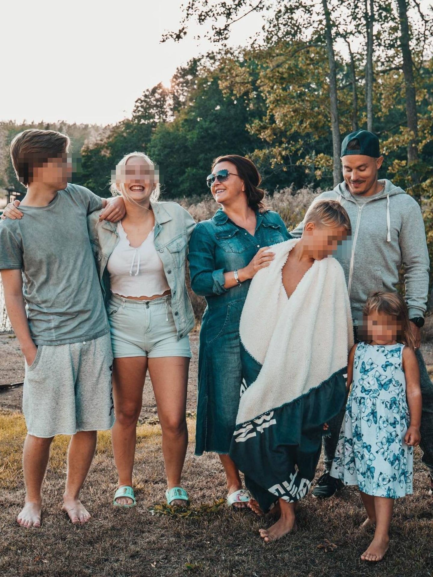 La escritora Camilla Läckberg, junto a sus cuatro hijos y su marido, Simon Sköld. (Instagram @lackberg)