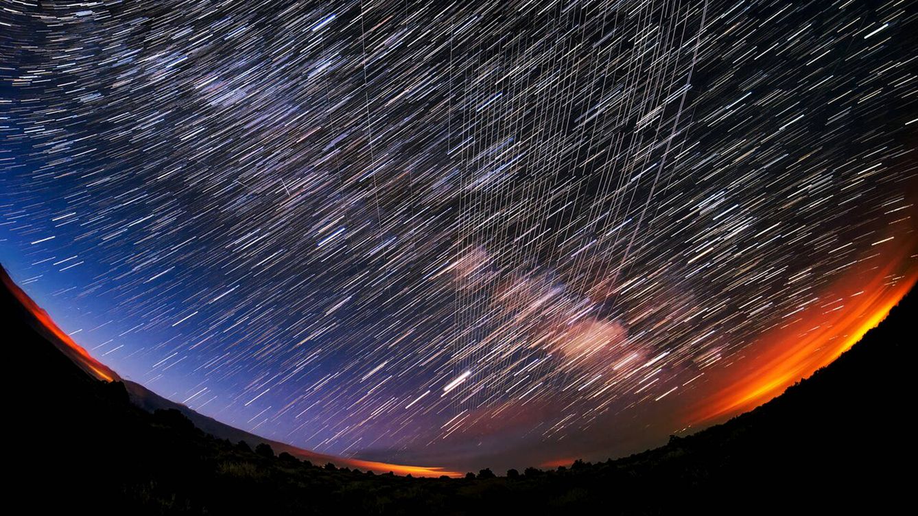 Foto: Imagen de una constelación de satélites Starlink contra estrellas y galaxias en el firmamento nocturno, tomada en el bosque nación de Carson. en Nuevo México. (M. Lewinsky)