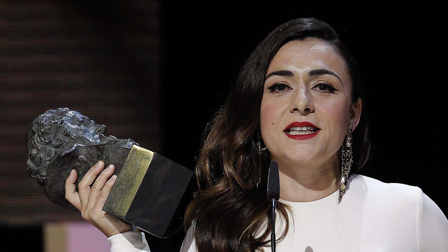 La actriz Candela Peña agradece su Goya a la mejor interpretación femenina de reparto, por su trabajo en 'Una pistola en cada mano'. (EFE)