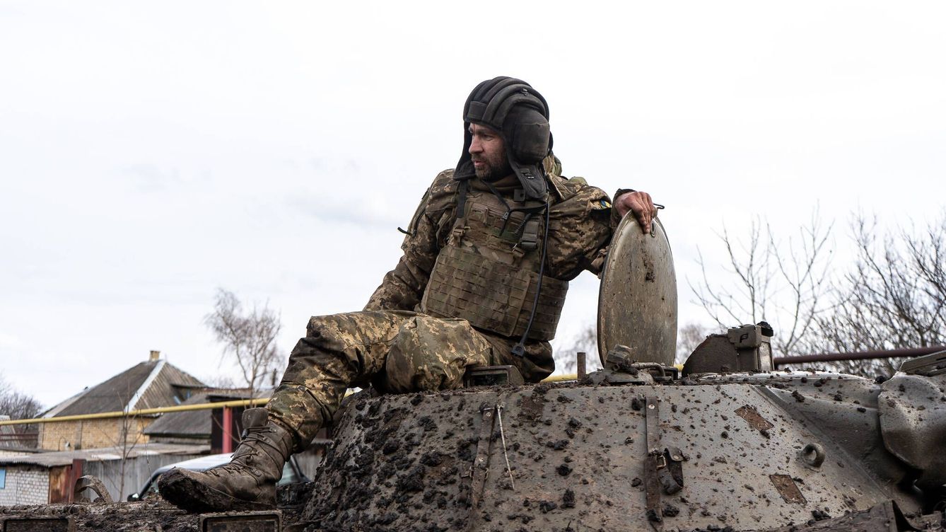 Foto: Un soldado sobre un blindado. (Amador Guallar)