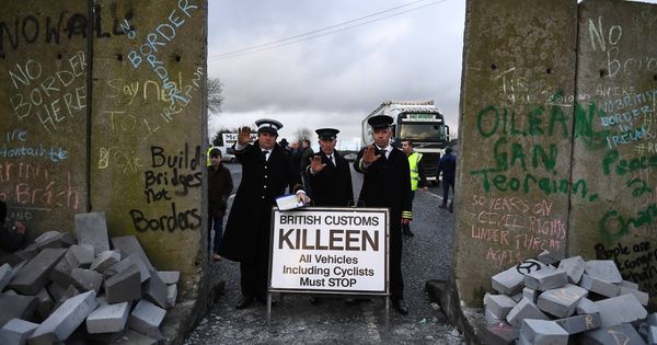 Foto: Activistas contrarios al Brexit protestan en Carrickcarnan, Irlanda. (Reuters)