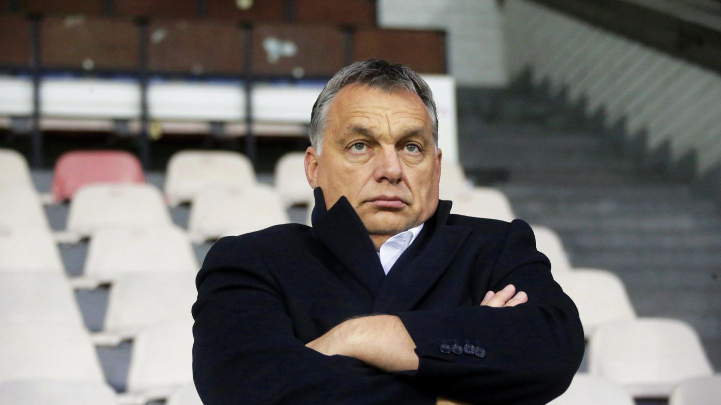 Orban observando un entrenamiento de la selección húngara de fútbol. (Reuters)