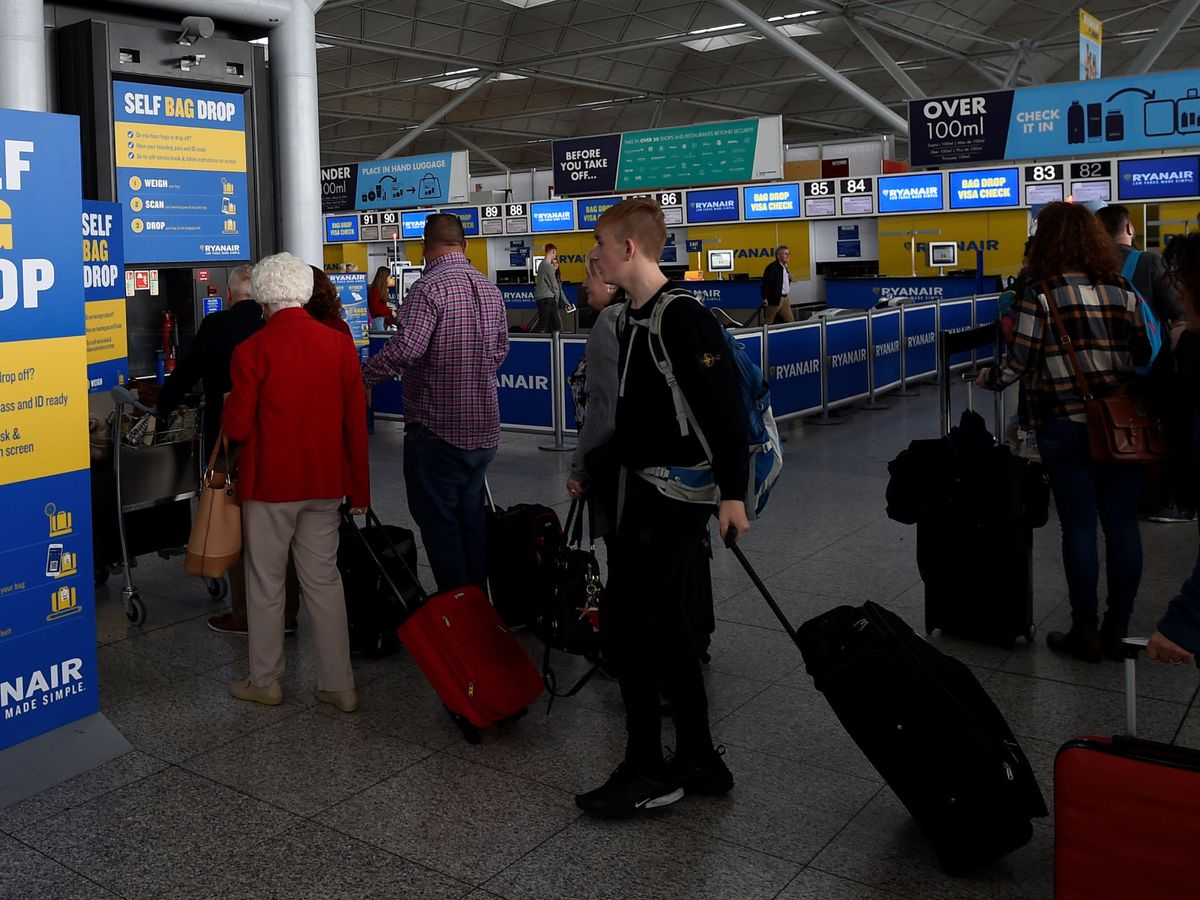 Fomento se con Ryanair tras anunciar que cobrará el equipaje de mano