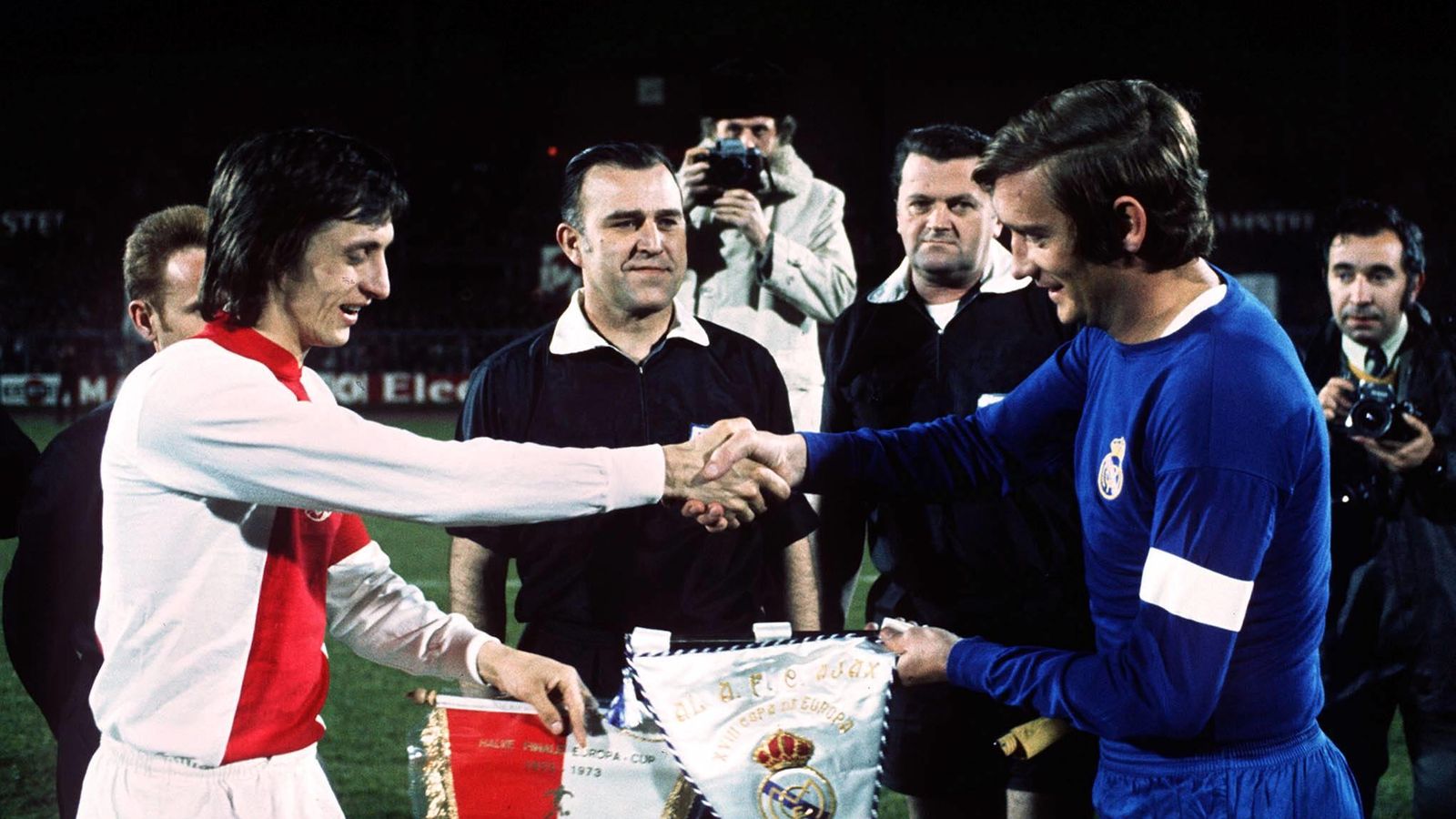 Foto: Cruyff saluda a Zoco en el Ajax-Real Madrid de 1973 (Imago).