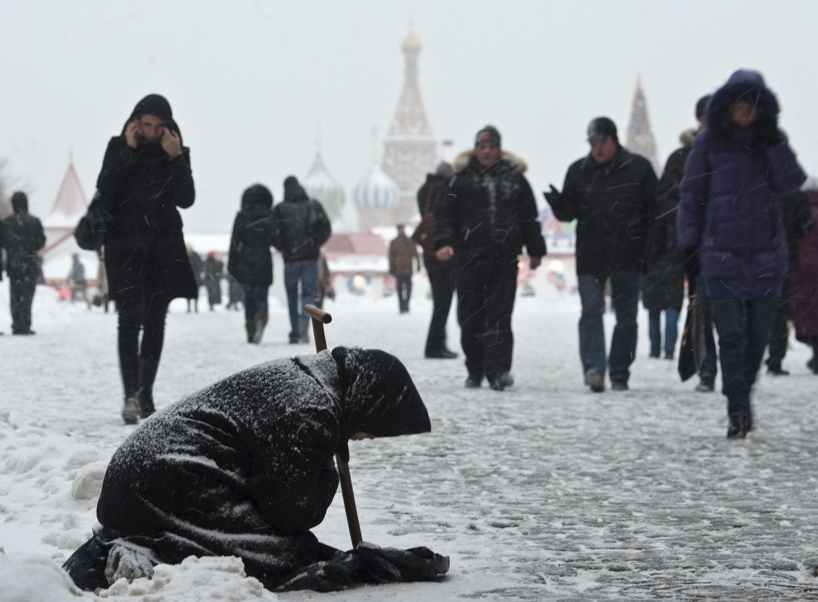 Foto: Una mujer pide limosna durante una fuerte nevada en el centro de Moscú, en diciembre de 2010 (Reuters).