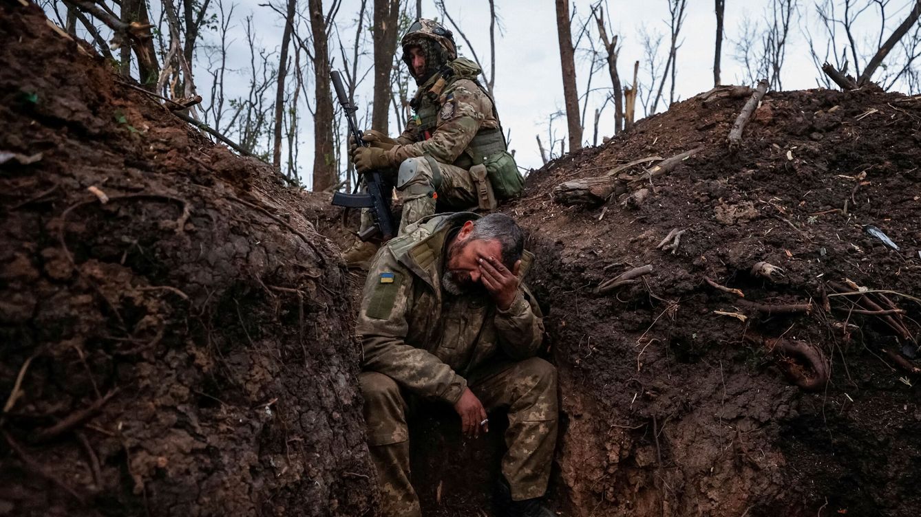 Foto: Militares ucranianos descansan en sus posiciones tras un combate. (Reuters/Radio Free Europe Radio Liberty/Serhii Nuzhnenko)