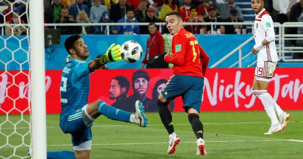 Foto: Iago Aspas marca de tacón el gol del empate de la selección española contra Marruecos que le dio el primer puesto. (Efe)