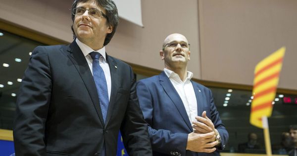 Foto: Carles Puigdemont, y el 'exconseller' de Exteriores, Raül Romeva, durante una visita al Parlamento Europeo hace un año. (EFE)