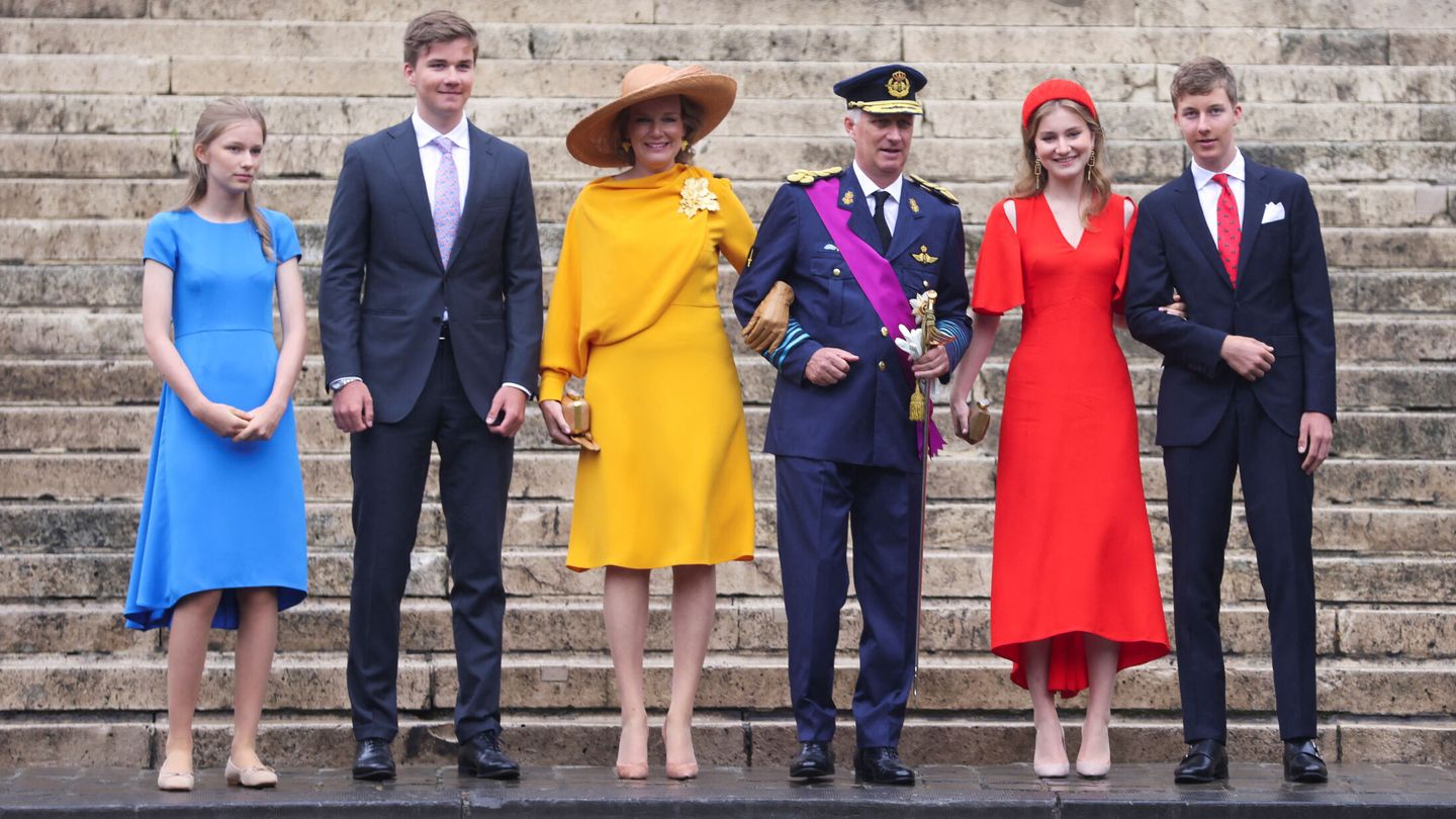 Los reyes de los belgas, con sus cuatro hijos. (Reuters/Johanna Geron)