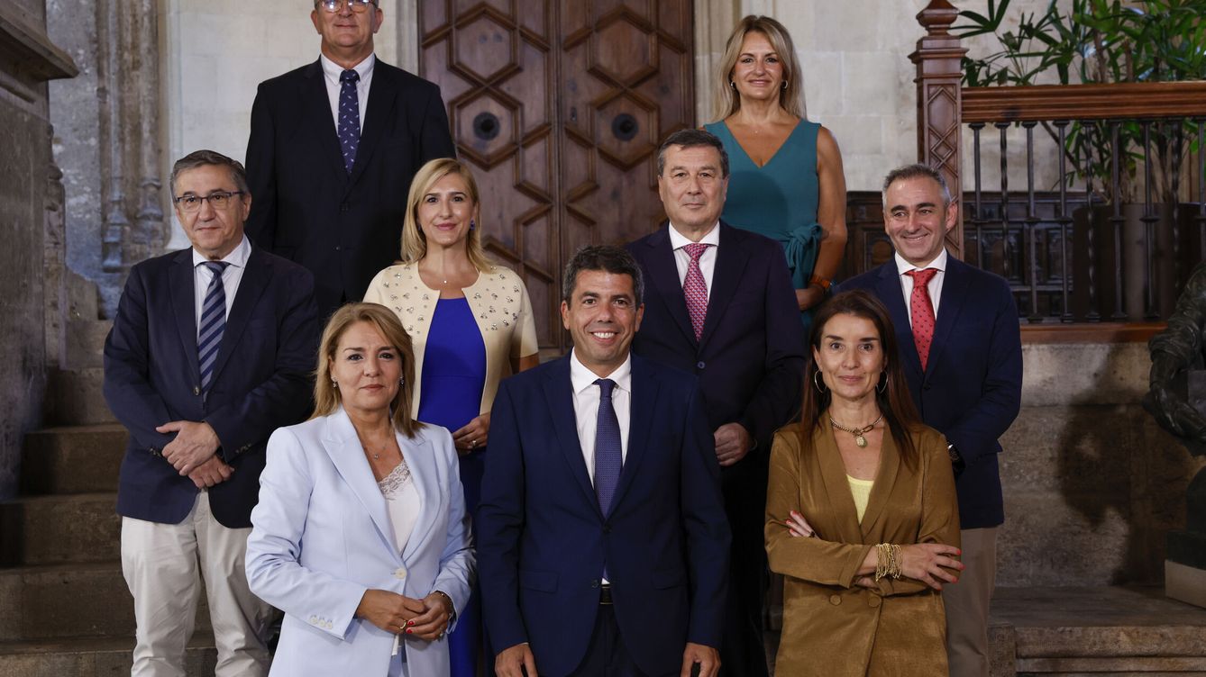 Foto: Mazón, con el nuevo Consell, todos del Partido Popular. (EFE/Biel Aliño)