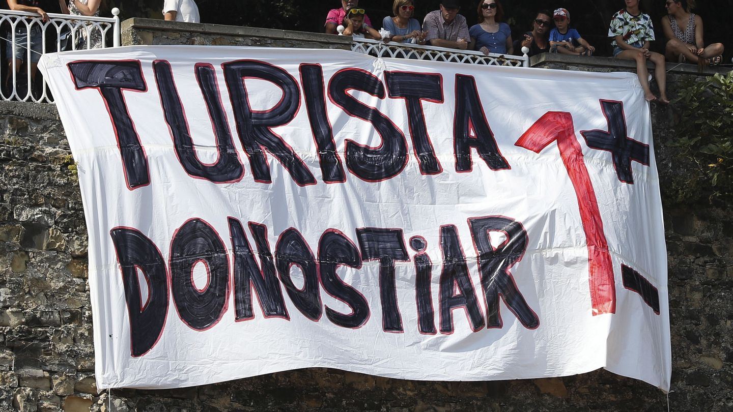 Un cartel en el que se lee 'Un turista más, un donostiarra menos' en la Semana Grande de San Sebastián.