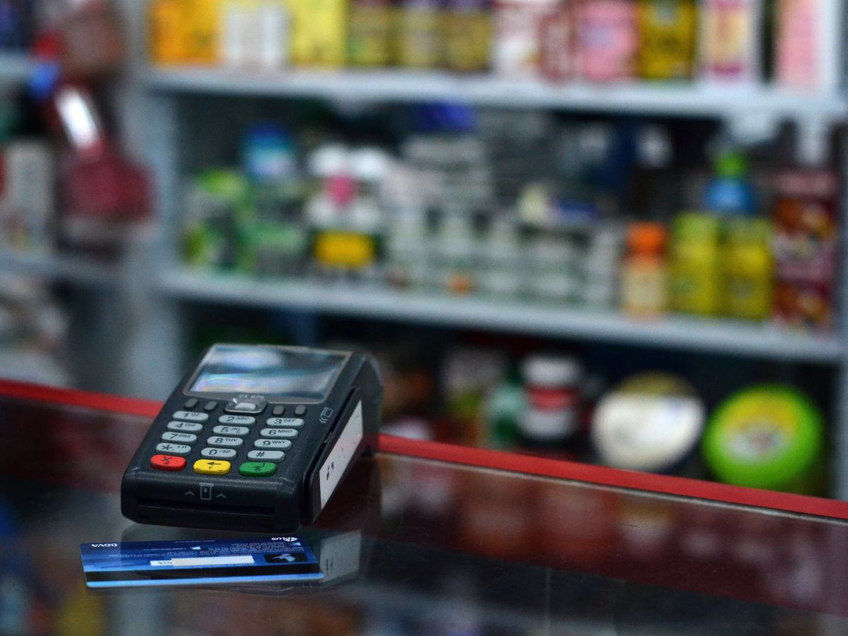 Foto: Tarjeta de crédito y datáfono en una tienda. (EFE)