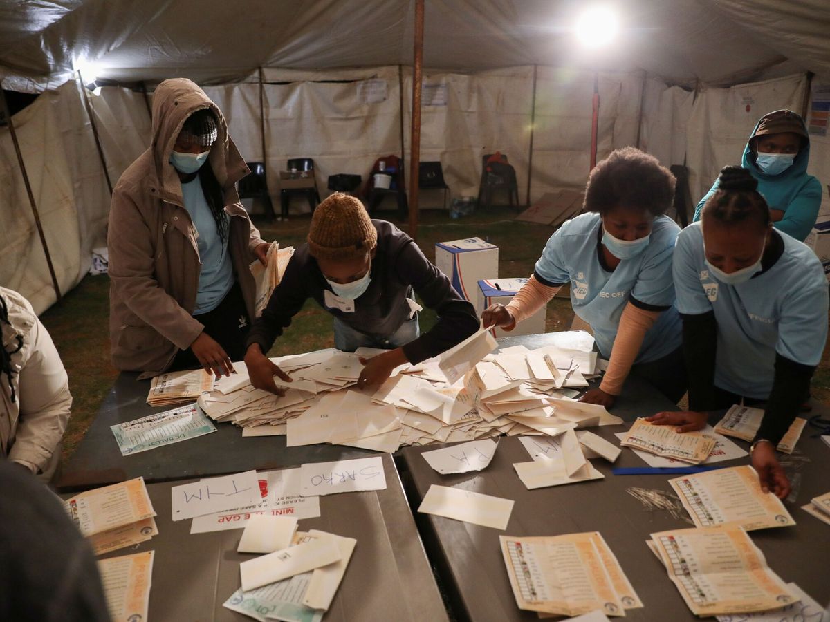 Foto: Conteo de votos a las afueras de Johannesburgo. (Reuters) 