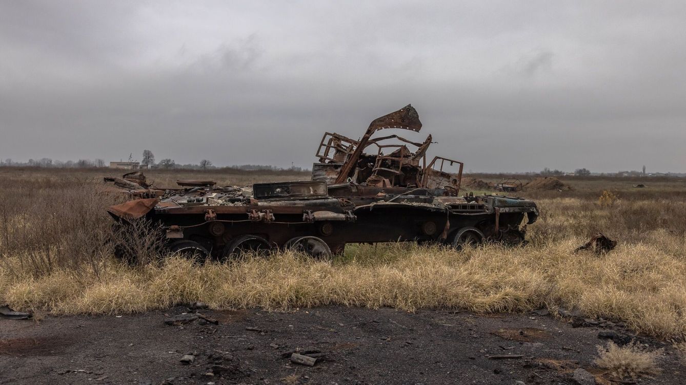 Foto: Un vehículo militar ruso dañado tras la retirada de las tropas rusas de Jersón.(EFE/EPA/Roman Pilipey) 