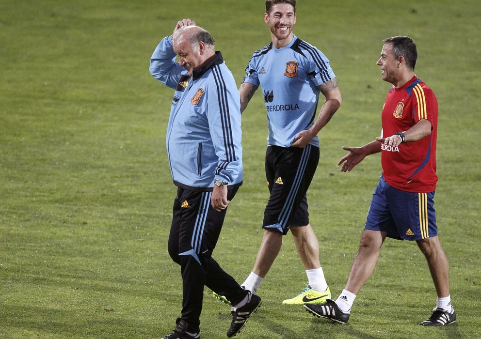 Foto: Ramos junto a Del Bosque y Miñano (Efe).
