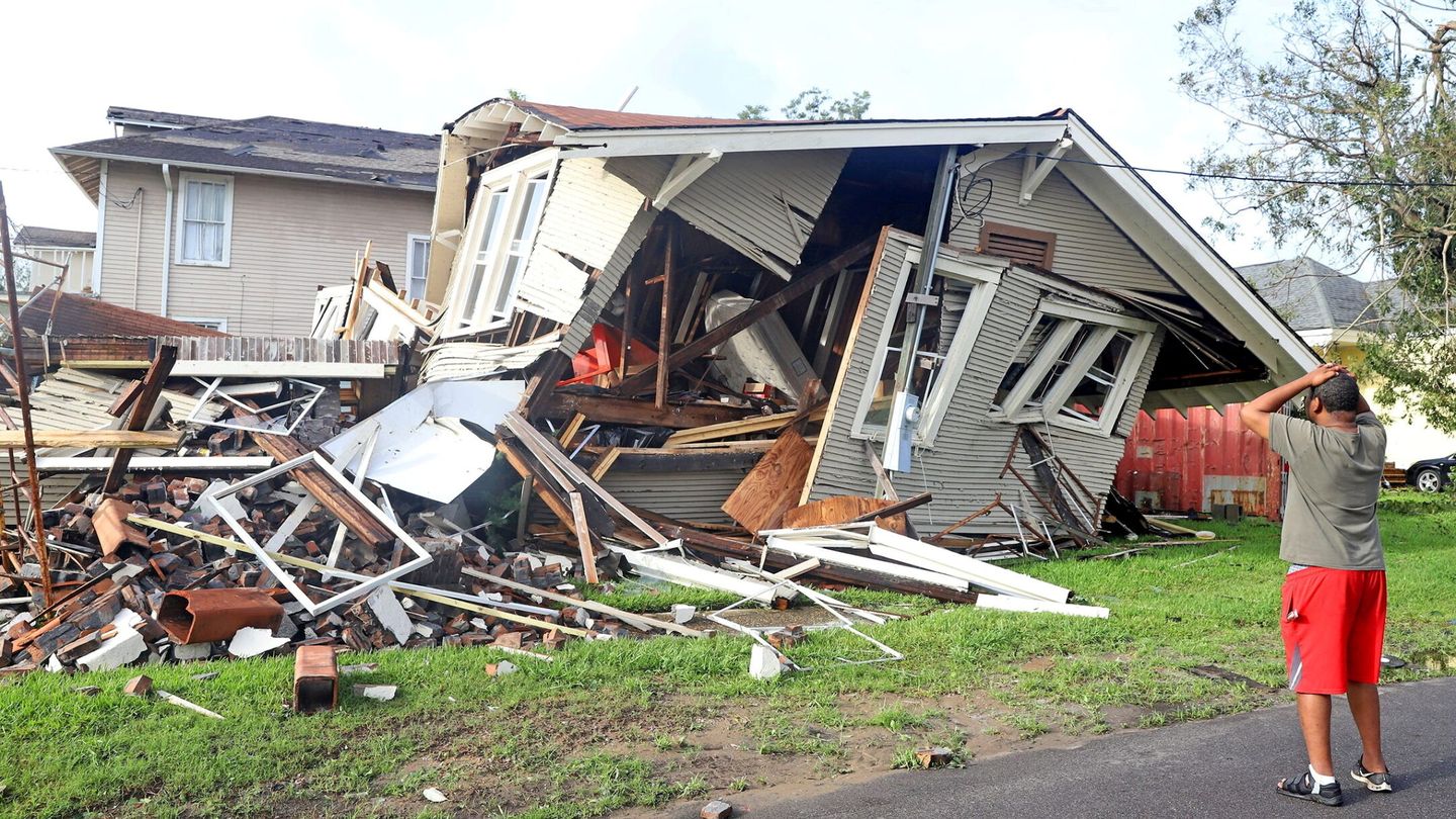 Un ciudadano comprueba los daños causados por el huracán Ida en Lousiana. (Reuters) 