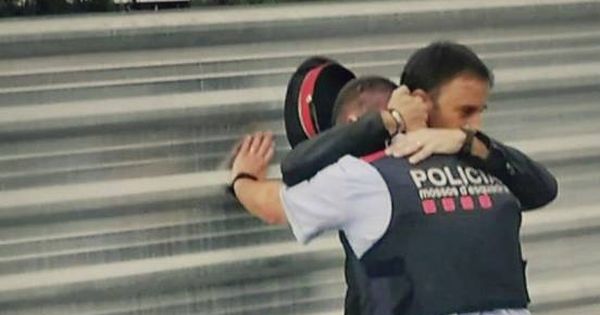 Foto: Abrazo de un civil a un Mosso en Lleida (Twitter @borisllonalonso)