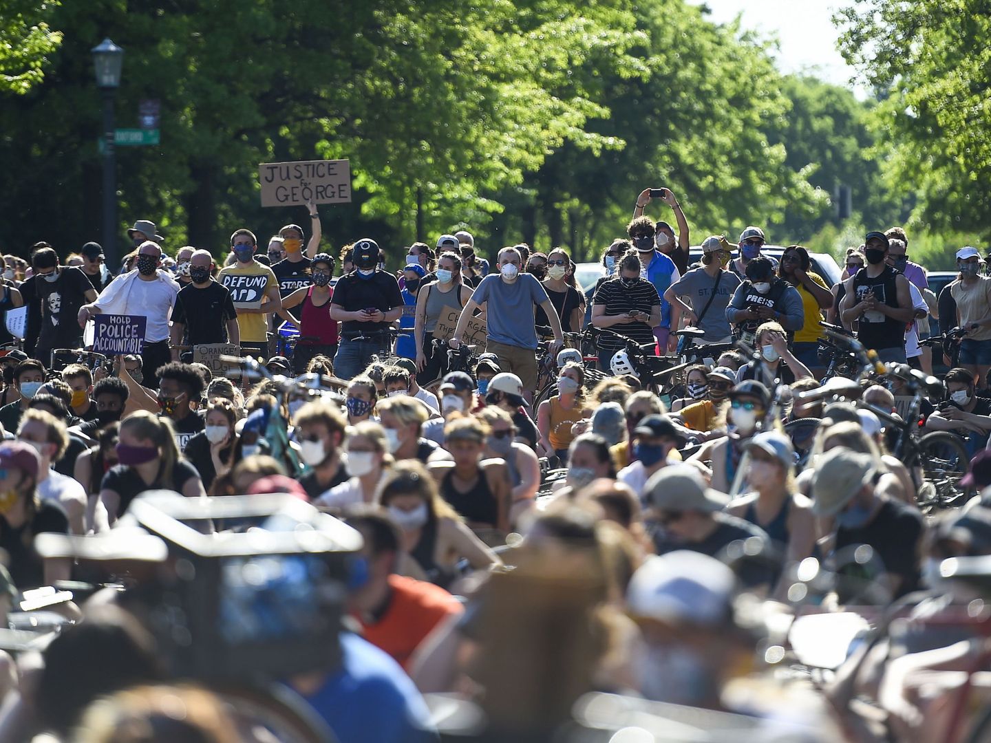 Decenas de personas en una manifestación en Estados Unidos por la muerte de George Floyd. (Reuters)