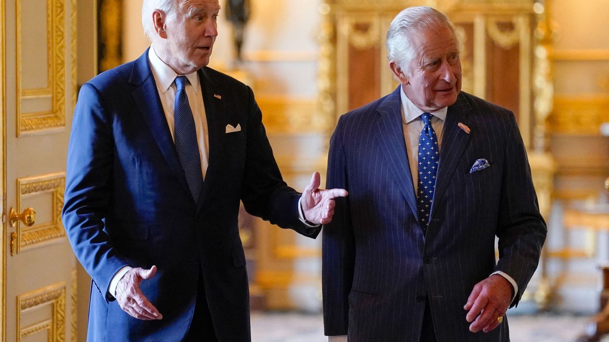 Los gestos más virales de un 'confuso' Joe Biden en su visita a Carlos III