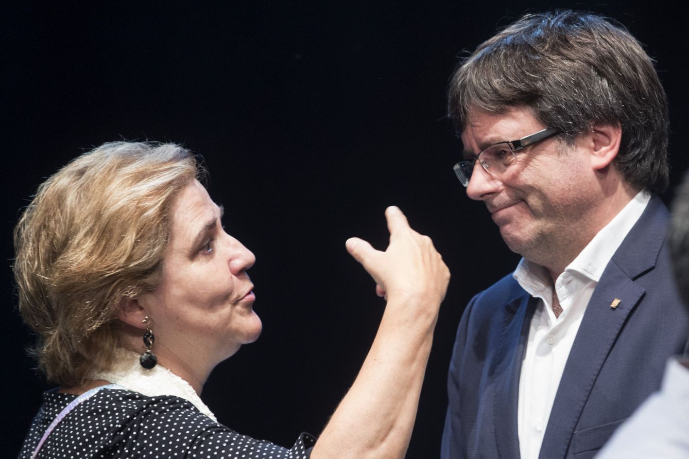 Pilar Rahola y Carles Puigdemont, en un acto en favor del referéndum del 1-O. (EFE)