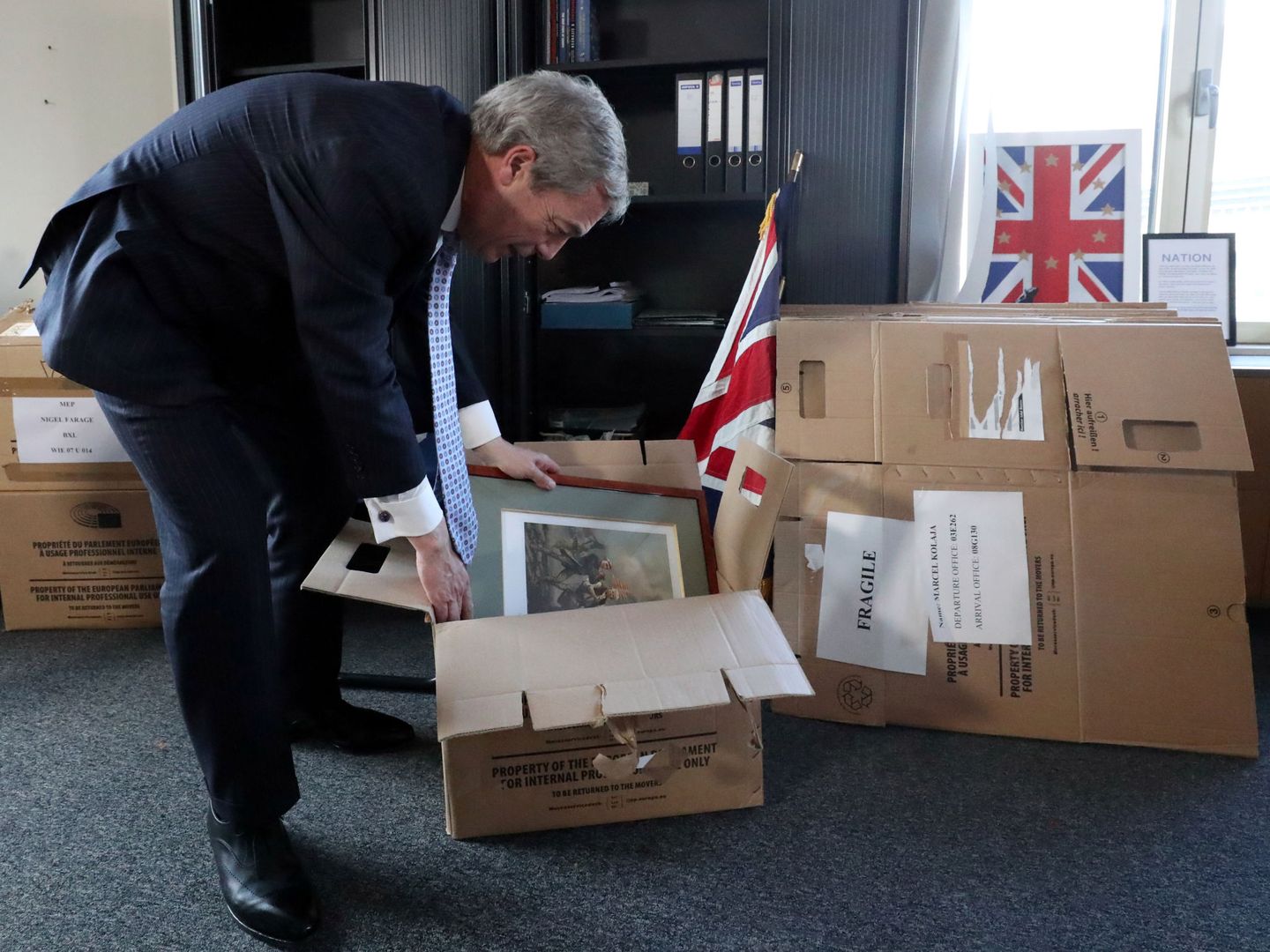 Farage recoge sus pertenencias en el despacho que tenía en el Parlamento Europeo. (Reuters)