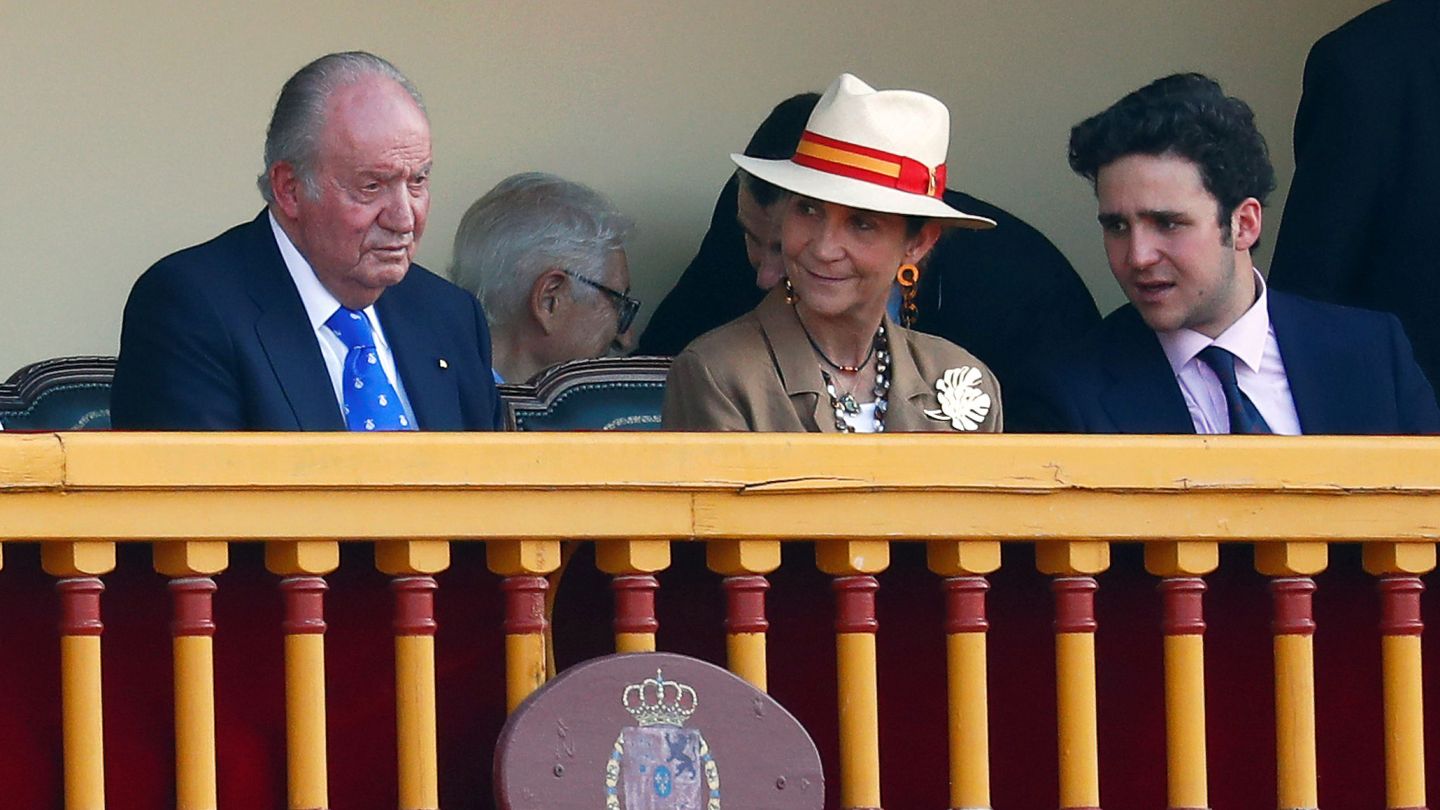 El rey Juan Carlos, la infatna Elena y su hijo, Felipe, en Aranjuez. (Reuters)