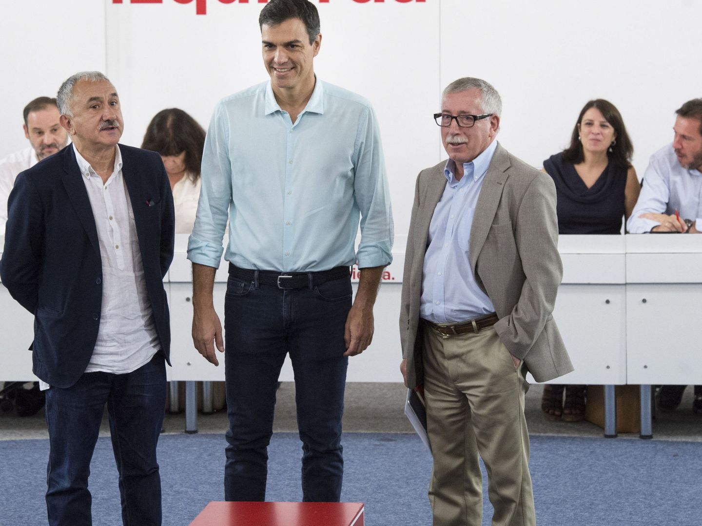 Pedro Sánchez, junto a Ignacio Fernández Toxo y Pepe Álvarez, líderes de CCOO y UGT, este 26 de junio en Ferraz. (EFE)