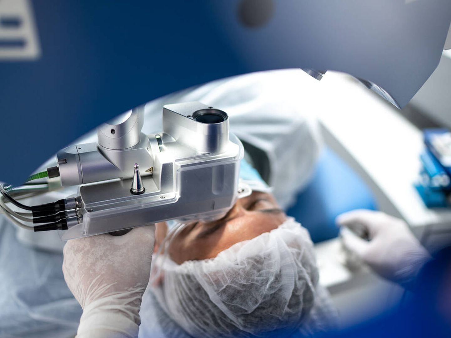 La cirugía para colocar lentes intraoculares resuelve la presbicia. (iStock) 