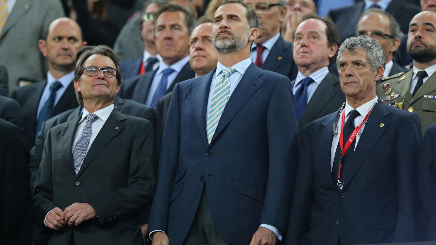 El Rey Felipe VI junto a Artur Mas y Villar en la final de Copa (Reuters).