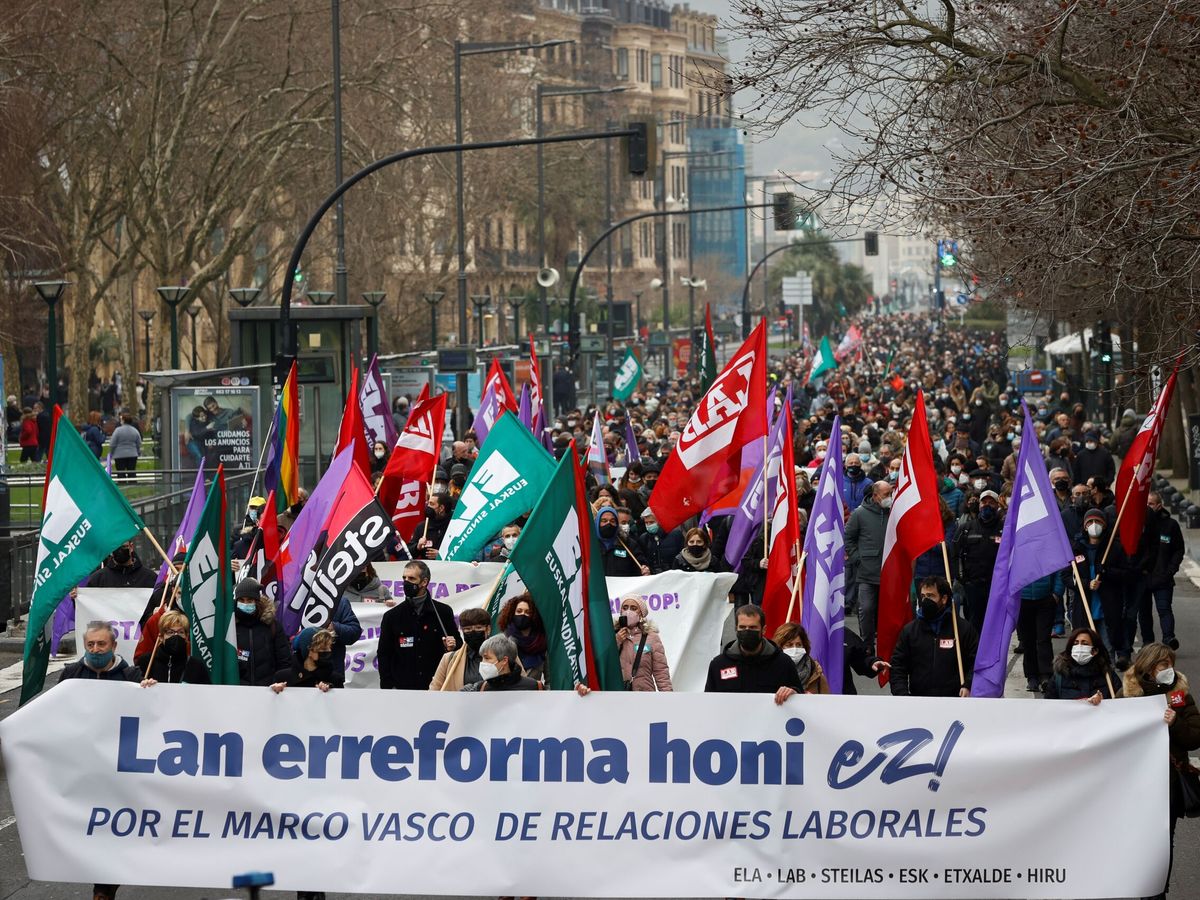 Foto: Vista de la manifestación de este domingo (EFE/Javier Etxezarreta)