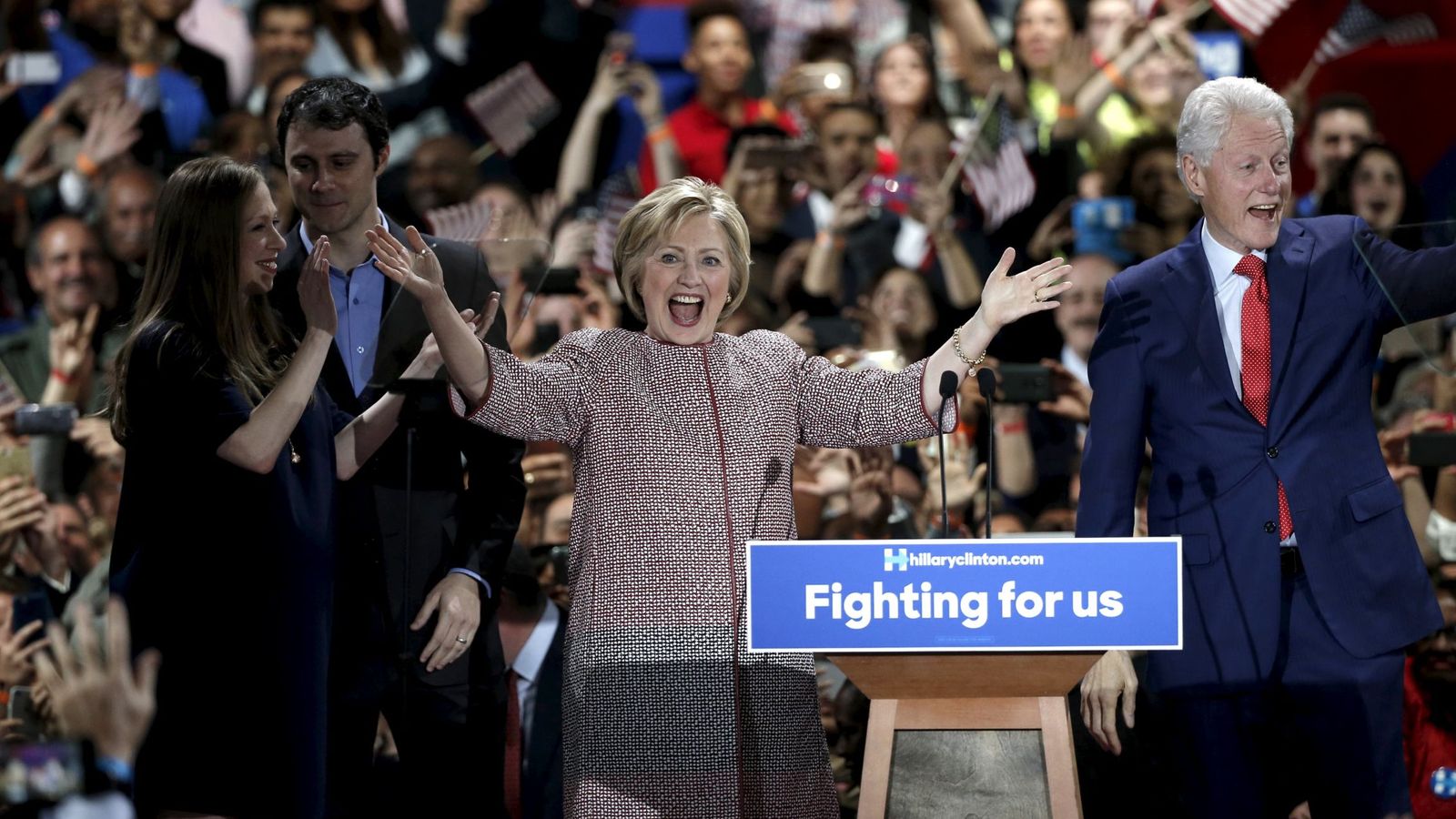 Foto: La candidata demócrata a la Casa Blanca, Hillary Clinton, junto a su marido y su hija tras conocer los resultados. (Reuters) 