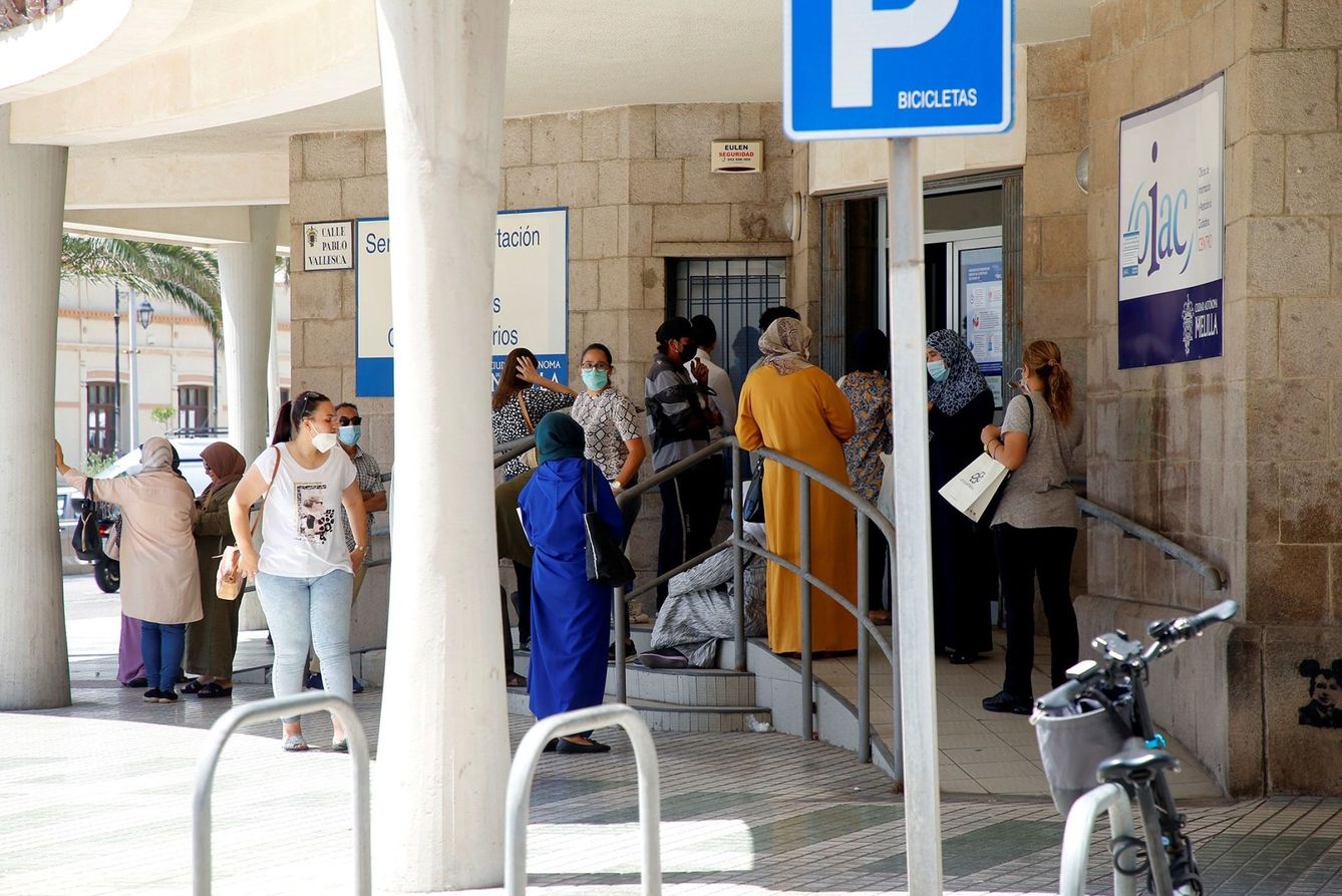 Solicitantes del IMV esperan su turno en una oficina de la Seguridad Social. (EFE)