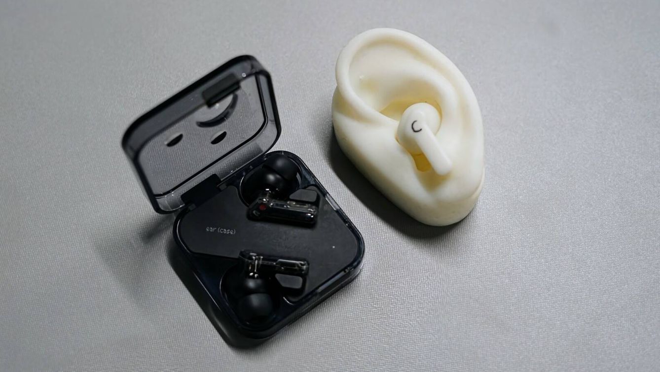 Los Ear (2), sus terceros auriculares, han sido el 'producto más rentable' para la compañía por ahora. (M. M.)