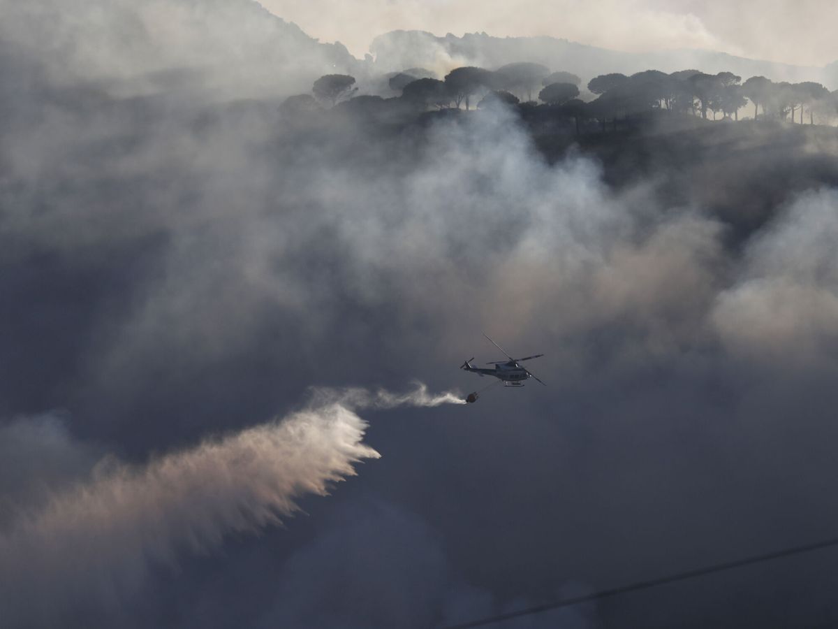Foto: Los servicios de extinción trabajando en el reciente incendio de Tarifa. (EFE/A.Carrasco Ragel)