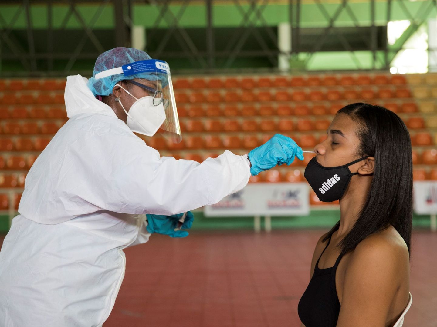 Una atleta dominicana se somete al test PCR para averiguar si está pasando el coronavirus. (EFE)