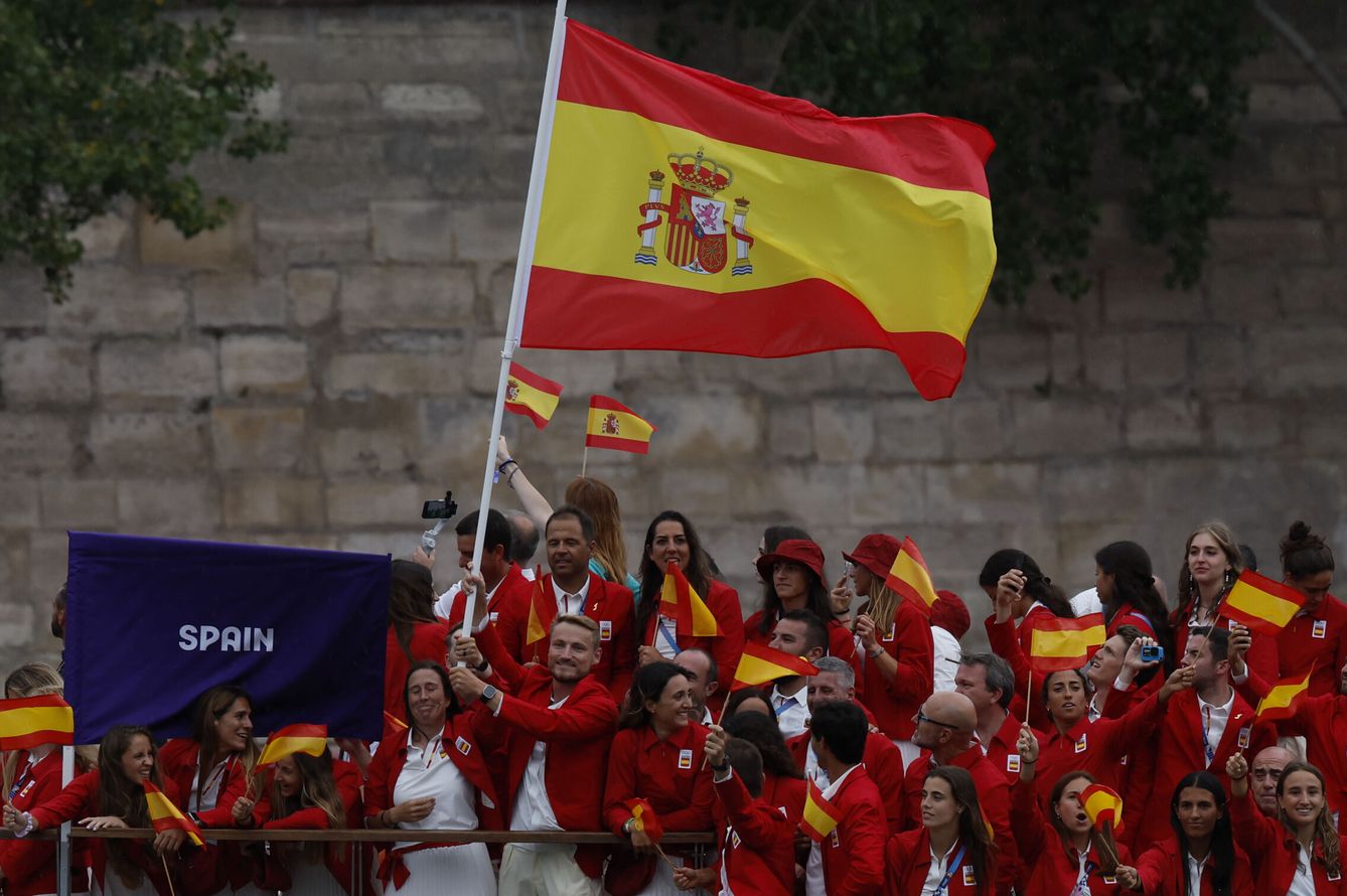 Los abanderados Támara Echegoyen y Marcus Cooper con la bandera de España. (EFE/Julio Muñoz)