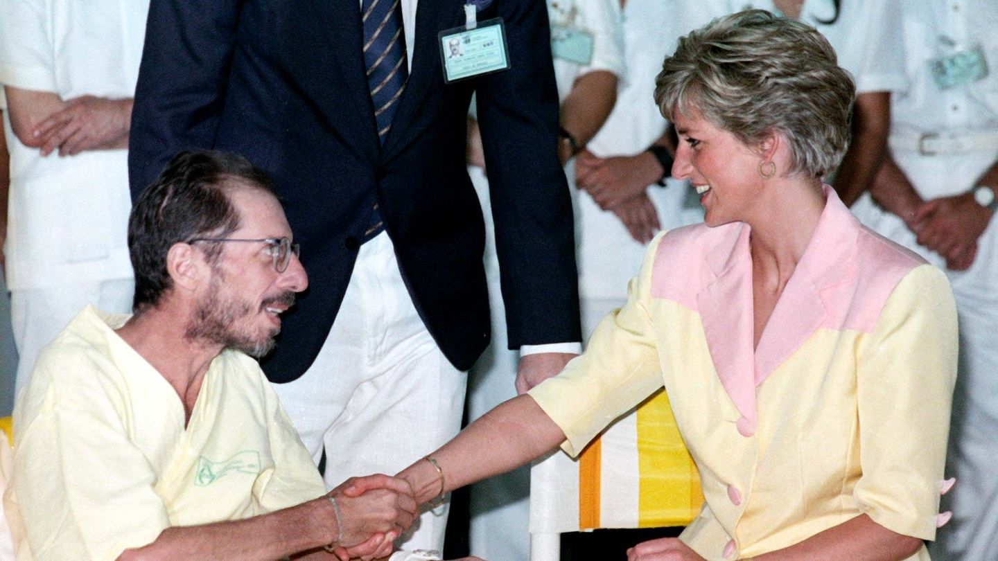 Diana de Gales, saludando a otro enfermo. (Reuters)