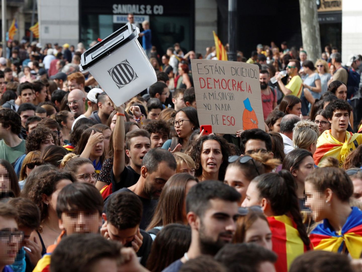Manifestación estudiantil en Barcelona, en protesta por la sentencia del 'procés'. (EFE)