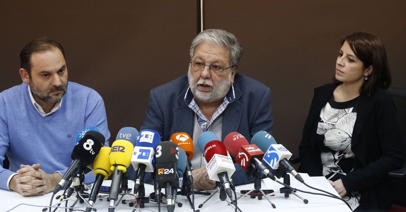 José Luis Ábalos, Francisco Toscano y Adriana Lastra (i-d) en la rueda de prensa de la plataforma que pide a Sánchez que se presente a las primarias. (EFE)