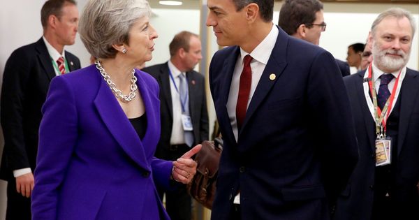 Foto: Pedro Sánchez conversa con la primera ministra británica, Theresa May, en la segunda jornada de la cumbre europea, en Bruselas, este 18 de octubre. (EFE)