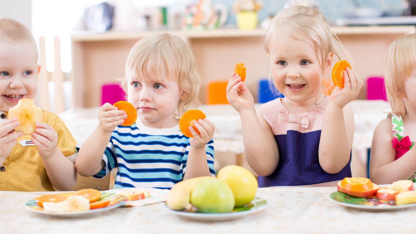 Niños en un colegio con comida saludable. (iStock)