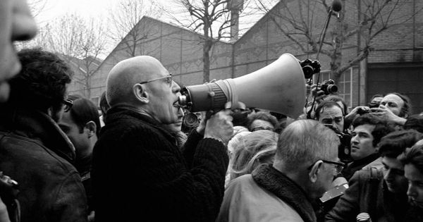 Foto: Michel Foucault sostiene un megáfono acompañado, a su derecha, por Jean-Paul Sartre, en una manifestación en 1972 en la fábrica Renault