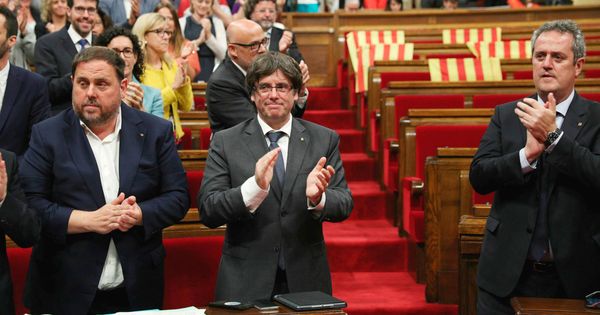 Foto: Junqueras, Puigdemont y Forn, en el Parlament tras aprobar la independencia. (EFE)