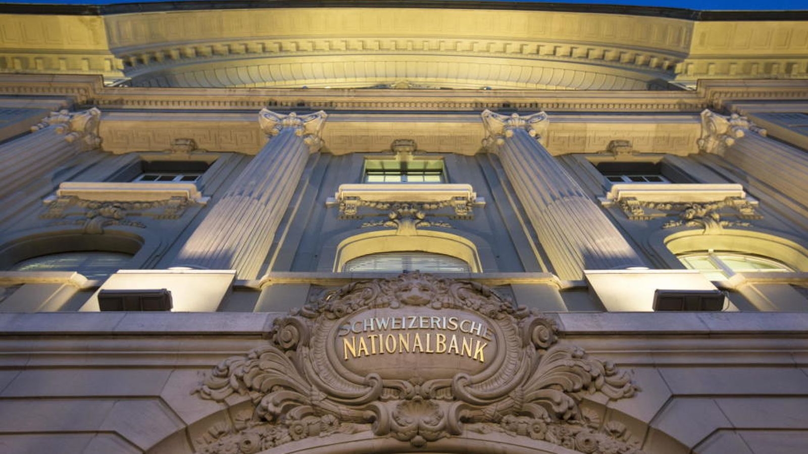 Foto: Vista de la fachada del banco nacional suizo. (EFE)