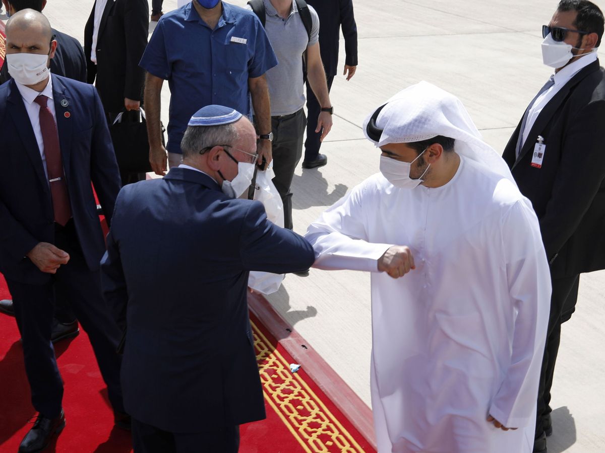 Foto: Una delegación israelí saluda con el codo a un emiratí (EFE/Nir Elías)