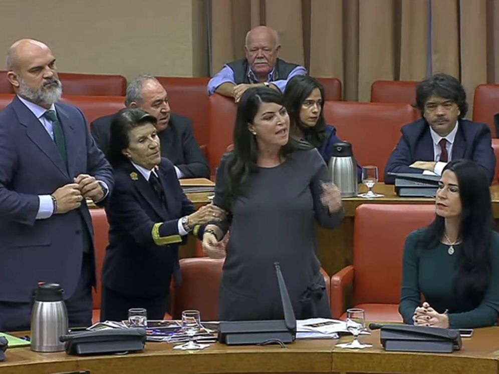 Foto: Una ujier del Congreso insiste a Macarena Olona que debe salir de la sala tras expulsarla Batet. (Congreso de los Diputados)