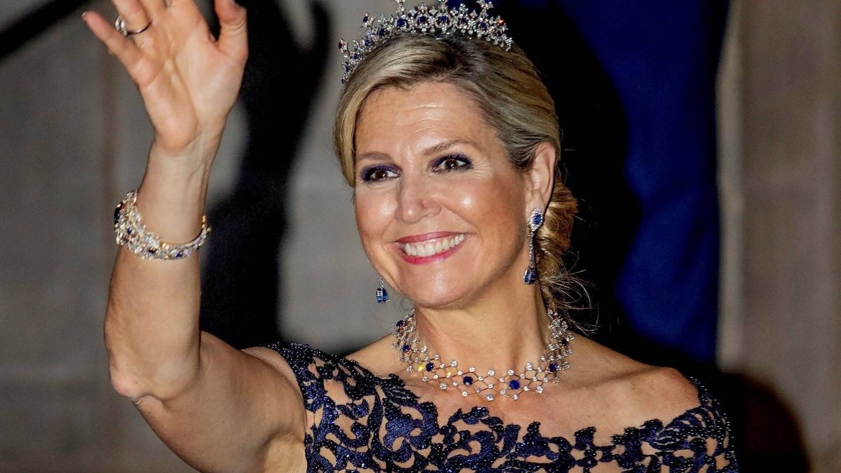 Máxima de Holanda y el collar de zafiros que ha convertido en tiara para una cena de gala