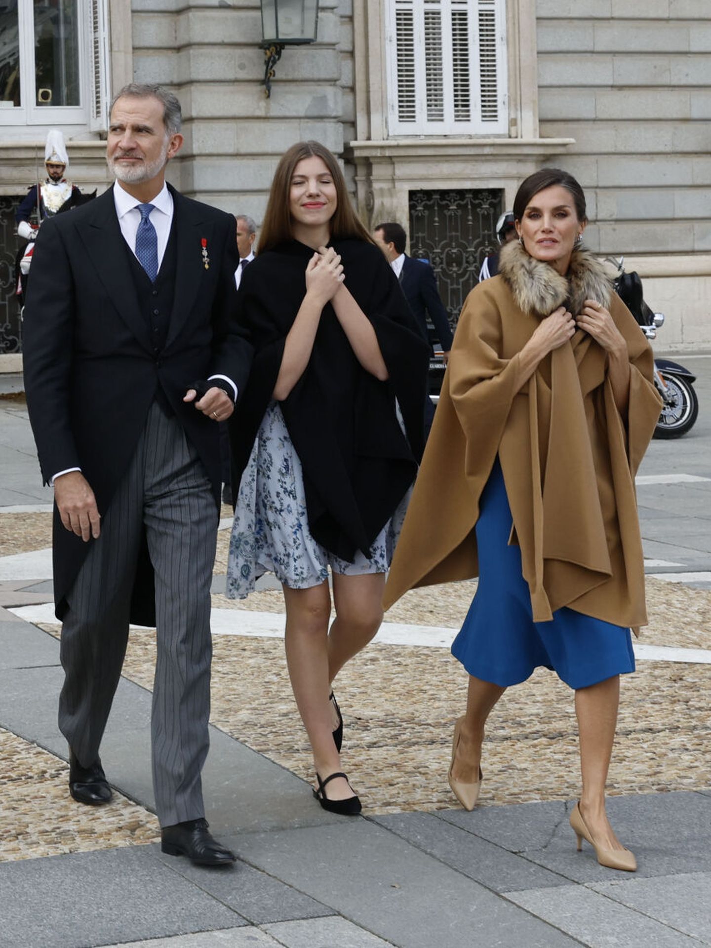 Los reyes Felipe VI y Letizia y la infanta Sofía salen a la Plaza de Oriente tras el almuerzo en el Palacio Real a saludar y a dejarse fotografiar por la gente que estaba allí congregada. (EFE/CASA S.M. EL REY)