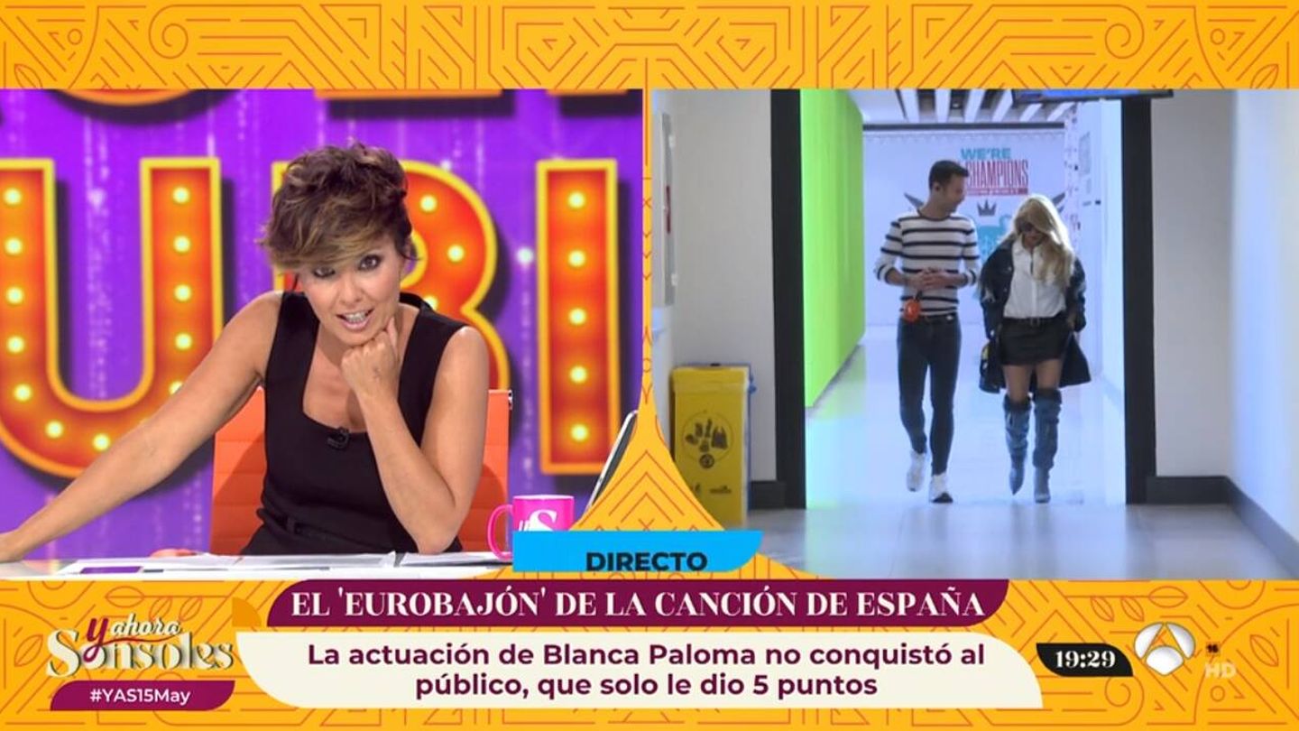 Sonsoles Ónega presenciando cómo Paulina Rubio se dirigía a su plató. (Atresmedia)