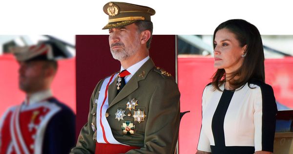 Foto: Los reyes Felipe y Letizia, en un desfile. (Limited Pictures)